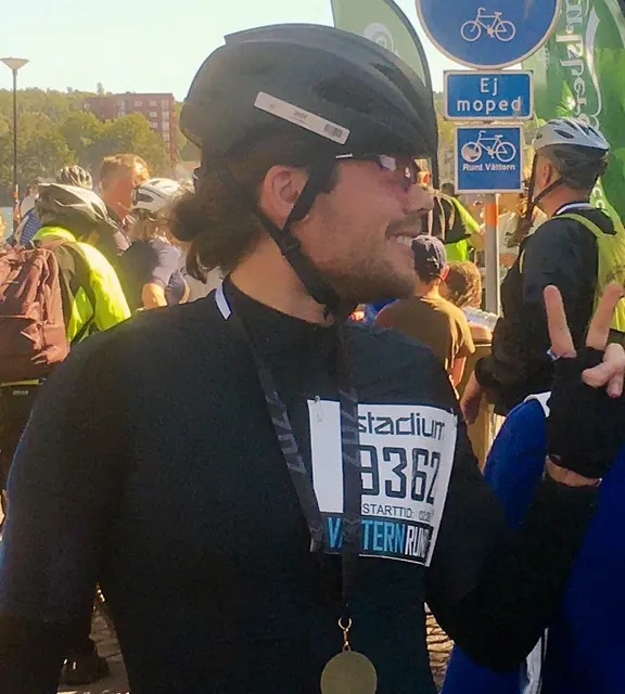 Robin Hallabro-Kokko after Vätternrundan, in a cycling kit with a medal